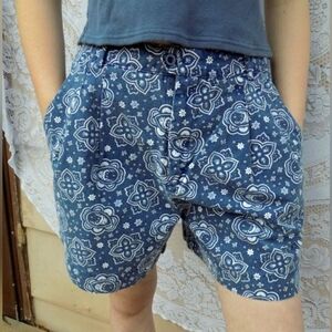 Vtg 90s casual corner blue paisley stars pleats high waist denim jean shorts 6